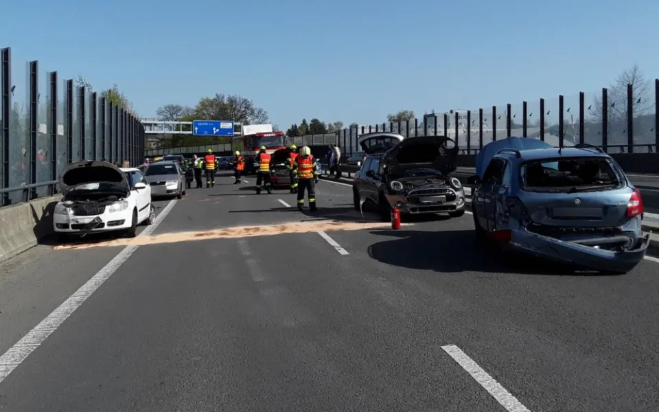 V Liberci se po pádu motorkáře srazilo pět aut, tři lidé se zranili