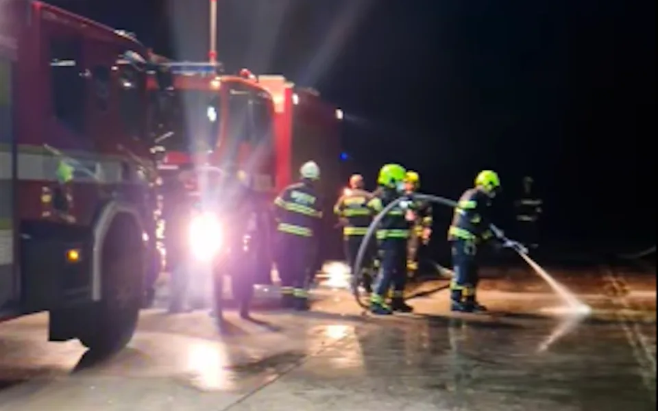 Tragická nehoda na bývalém letišti v Hradčanech. Srážku motorky s autem nepřežil člověk, tři zranění