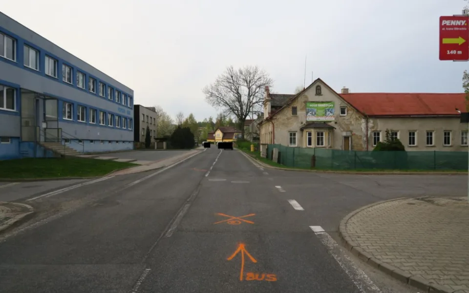 Místo, kde nedal řidič přednost autobusu a ujel.