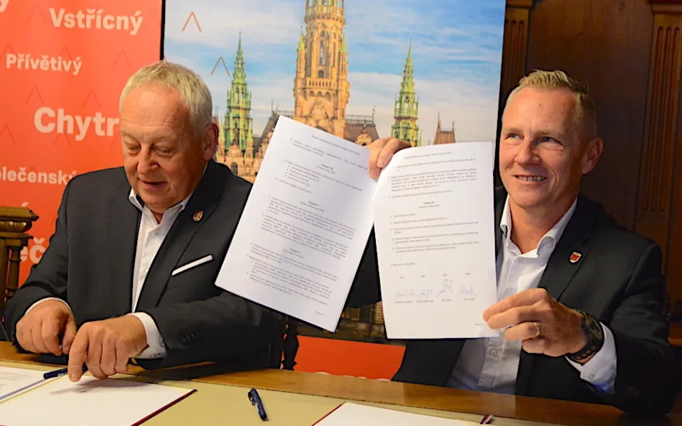 Primátor chce kvůli korupční kauze prověřit městské zakázky. Opozice požaduje jeho odstoupení