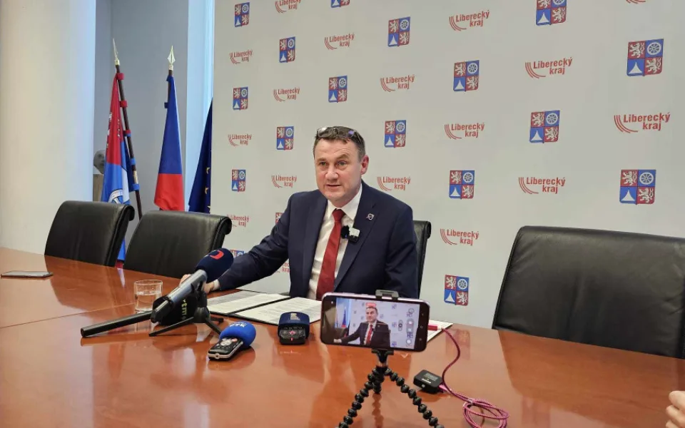 Hejtman Martin Půta na dnešní mimořádné tiskové konferenci.