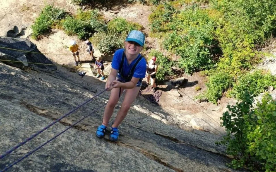 Letní tábory s LK Boulder umožní dětem zažít lezení na skalách