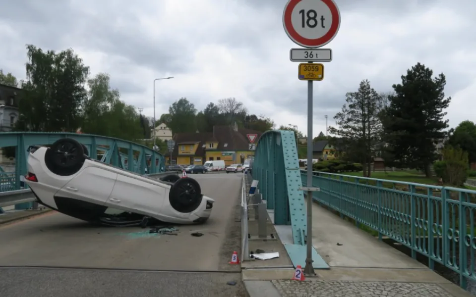 Řidička nezvládla přejet most ve Frýdlantě, auto otočila na střechu