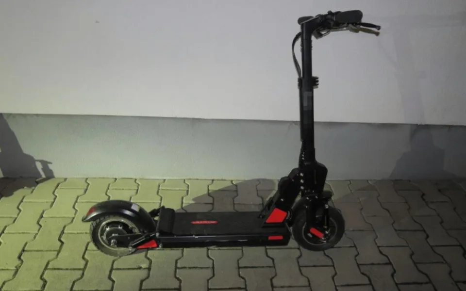 Žena nad ránem havarovala na elektrokoloběžce. Nadýchala skoro dvě a půl promile