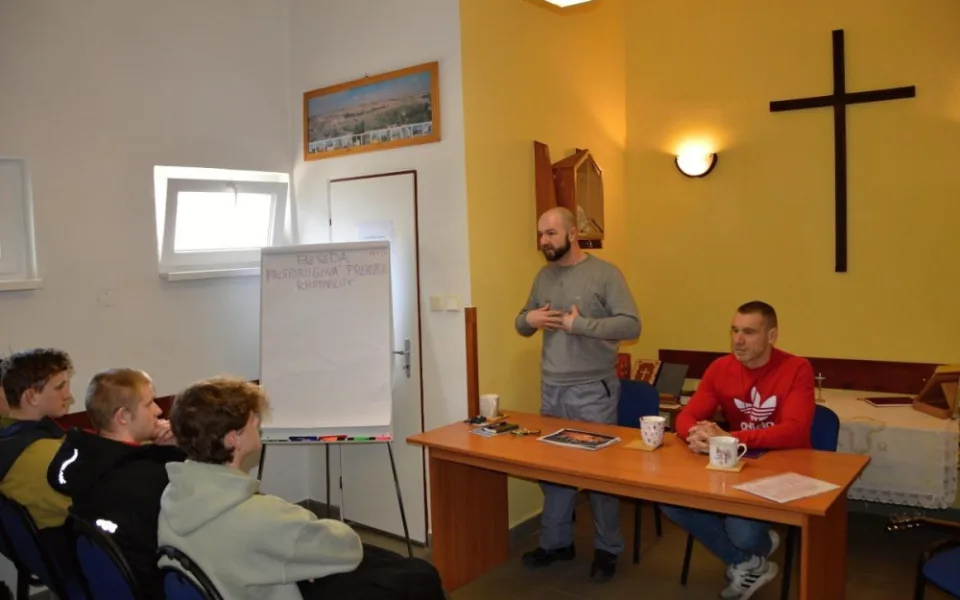 Děti na besedě s odsouzeným ve vězeňské kapli.
