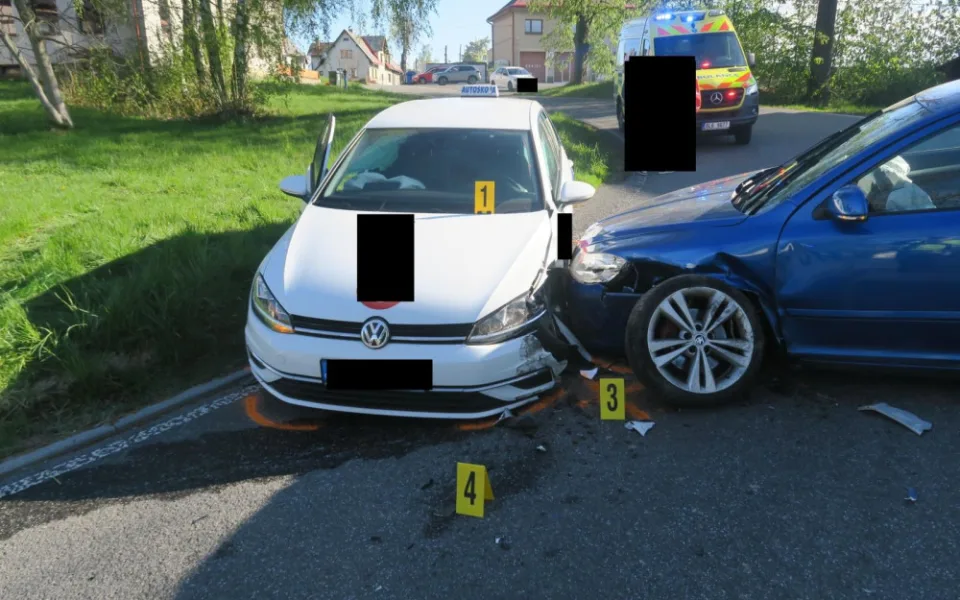 Nepřiměřená rychlost vůz katapultovala na projíždějící autoškolu.