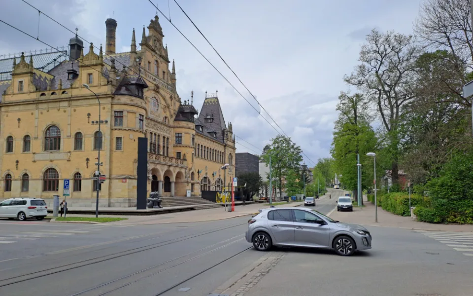 Prostor před galerií projde úpravou kvůli problémům při deštích.