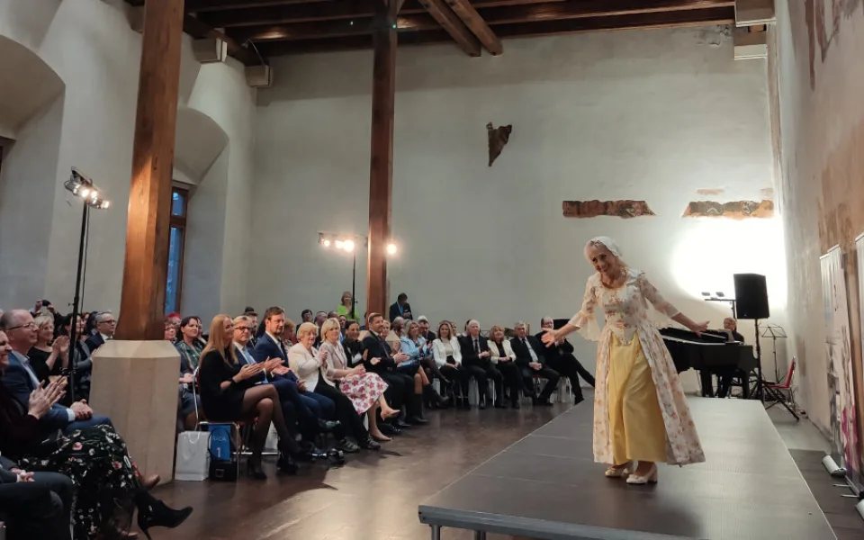 Netradiční přehlídka historických kostýmů připomněla závažnost rakoviny. Modely se stali sami pacienti