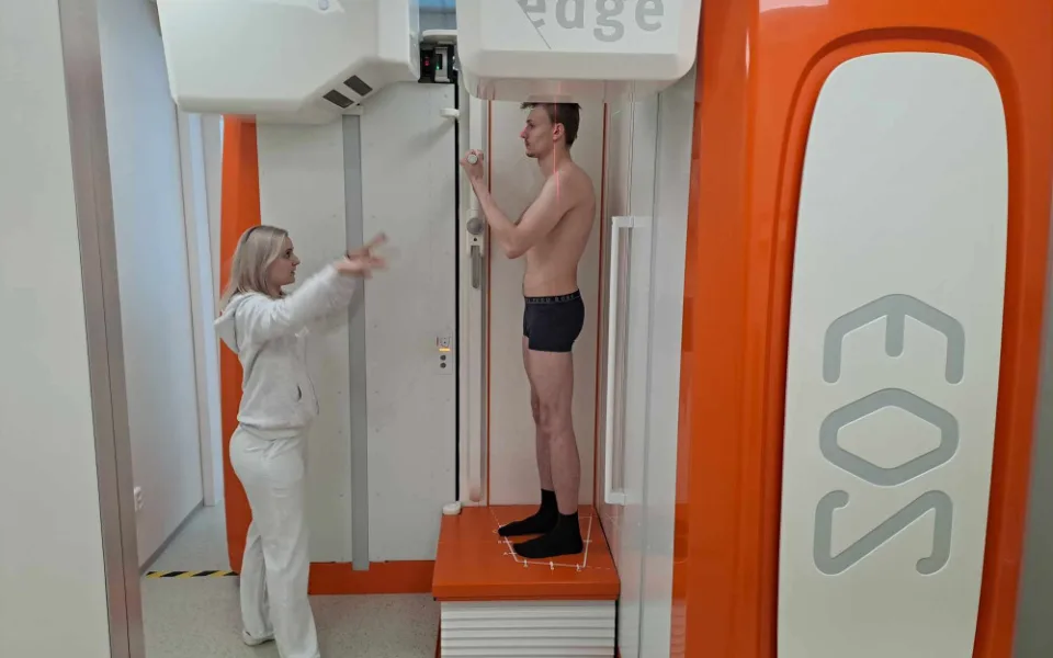 Jeden z důležitých přístrojů laboratoře je radiologický zobrazovací systém EOS Imaging Edge.