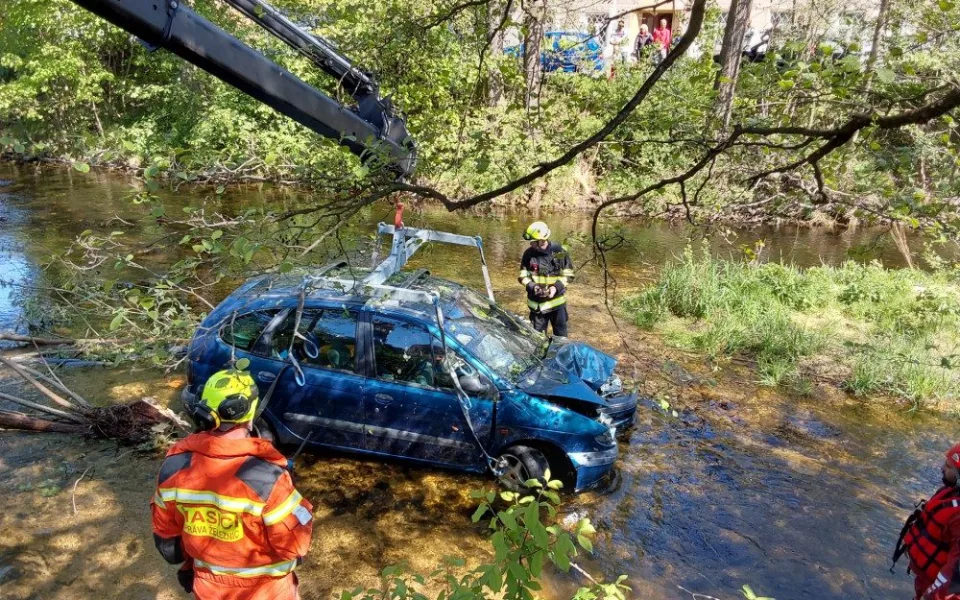 V Rapenavě na Liberecku narazilo auto do stromu a skončilo v řece