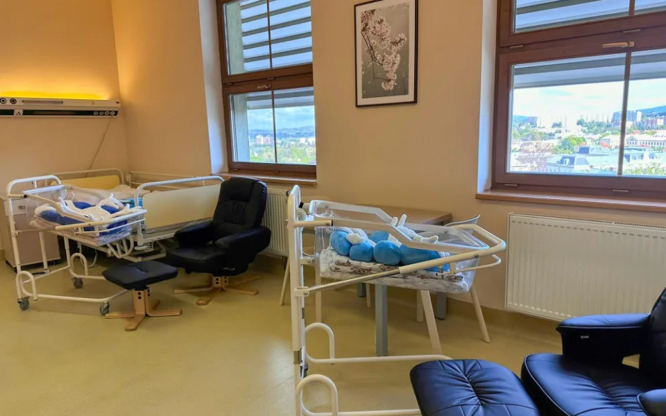 Nově vybavený pokoj neonatologie z prostředků od organizace Nedoklubko.