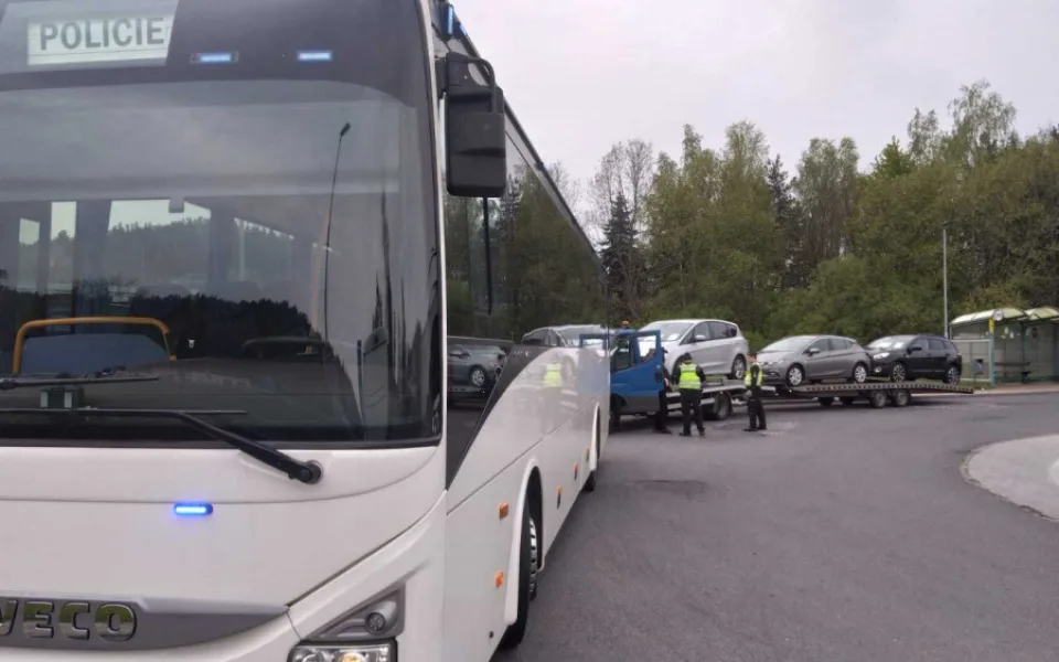 Policisté na kontrolu řidičů využili speciální autobus. Rozdali pokuty za desítky tisíc