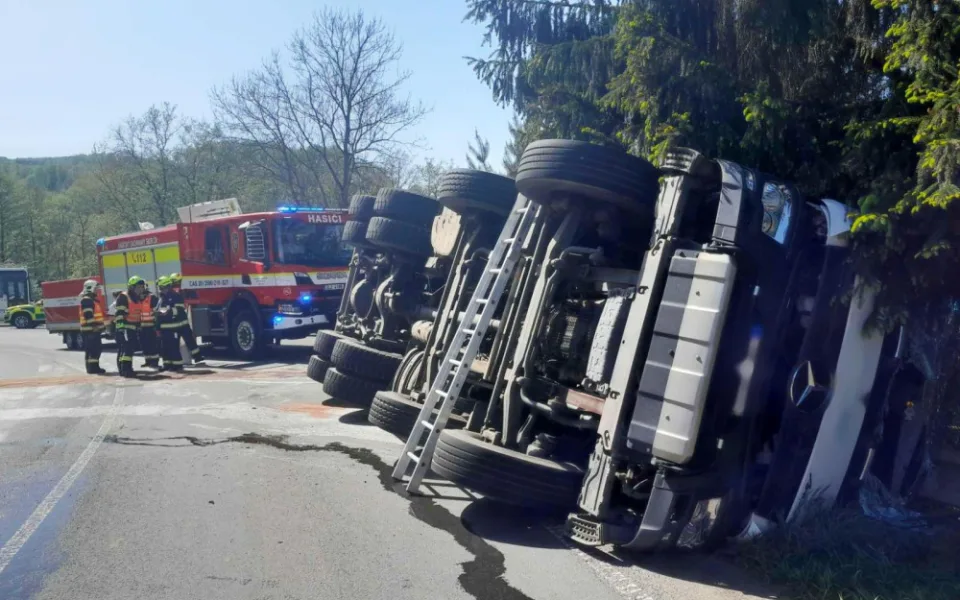 Převrácené auto s betonem.