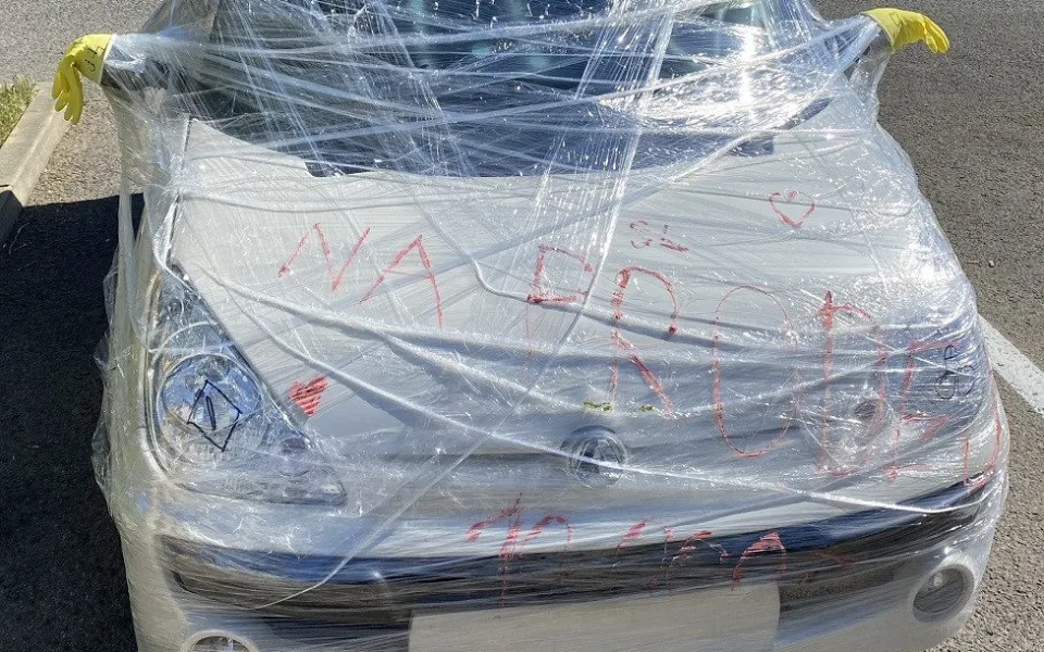 Auto poté, co jej "vylepšili" budoucí maturanti při posledním zvonění.