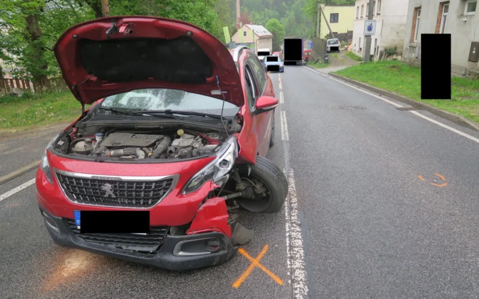 Z nákladního auta se za jízdy uvolnilo kolo, zdemolovalo protijedoucí auto