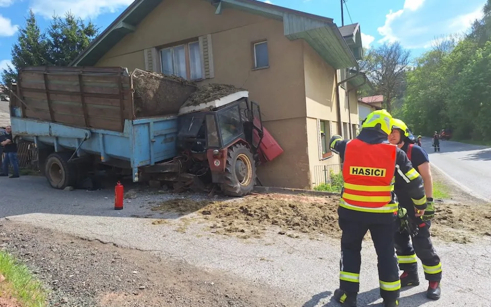 Traktor v Libštátě narazil do domu. Objekt musí posoudit statik
