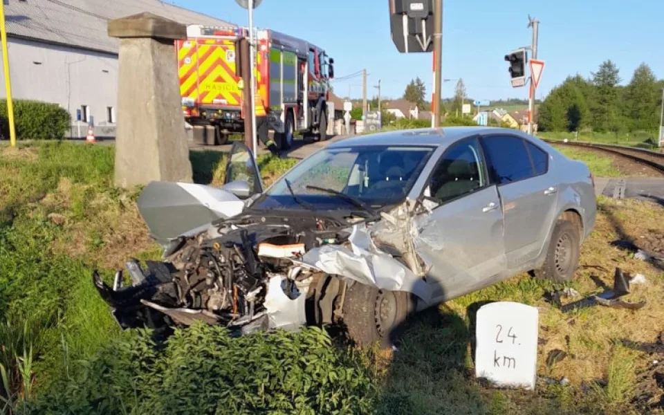 Srážka vlaku s autem na přejezdu v Karlovicích. Řidička přehlédla červené světlo 