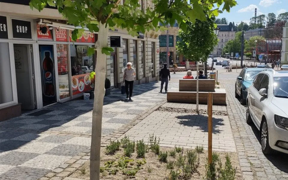 Trvalkové záhony v Moskevské rozjezdila auta. Na nové květiny teď upozorňují cedule