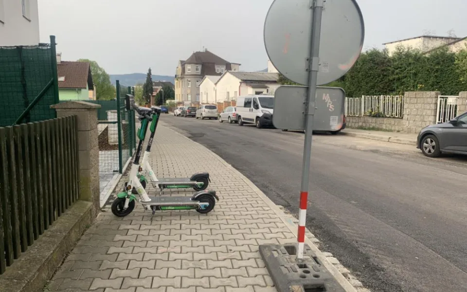 Parkují sdílené koloběžky špatně? Hlaste je do aplikace, radí město