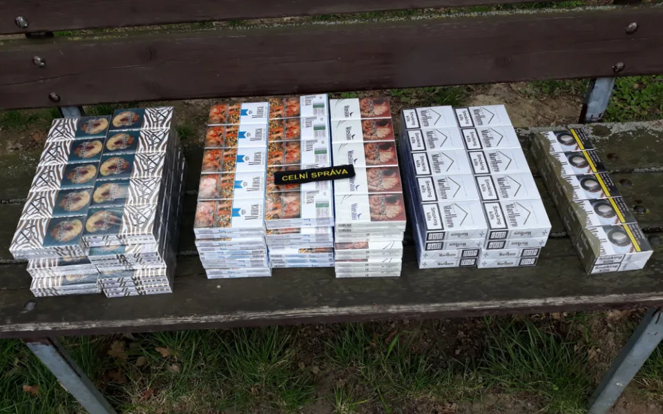 Zabavené cigarety při kontrolách.