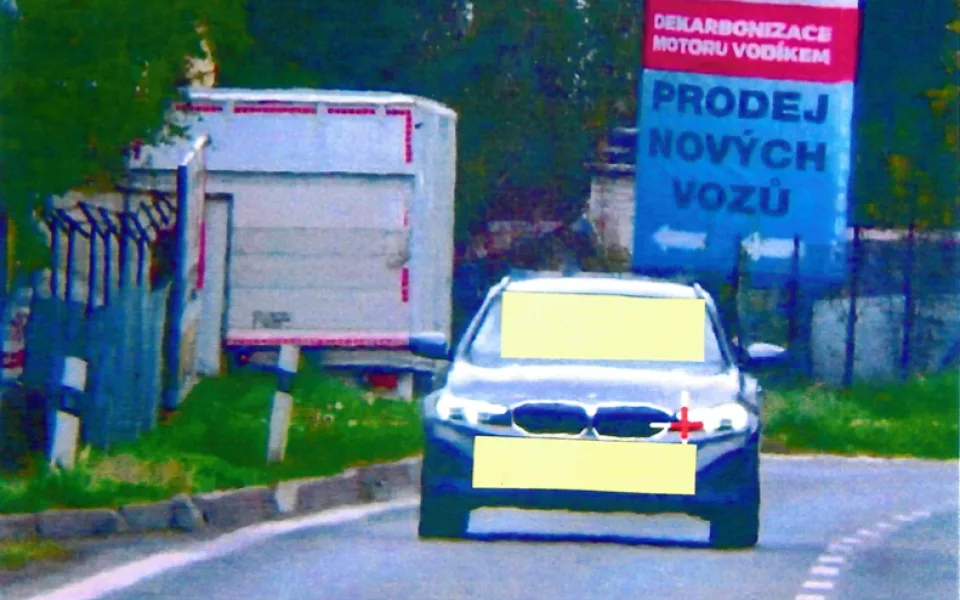 Na padesátce v Lučanech se řítil stovkou. Na místě přišel o řidičák