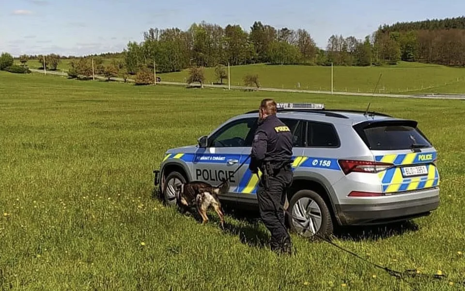 Vloupal se do chalupy, kde se zabydlel. Na útěku muže vypátral služební pes Eman