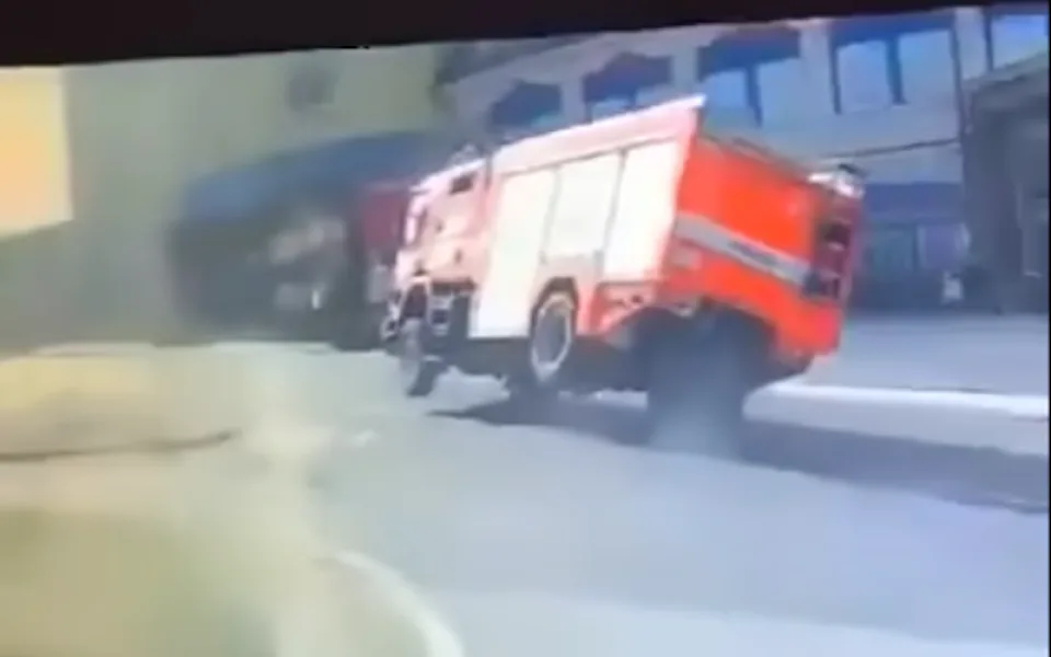 Hasičské auto se u Babylonu málem převrátilo, řidič zvládl reagovat. Starší událost, neměla by se stávat, zní od hasičů