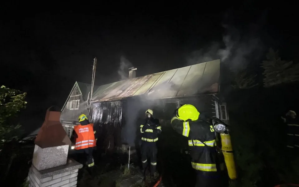 Hasiči v noci likvidovali požár chalupy v Albrechticích v Jizerských horách