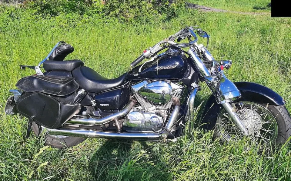 Motorkář při sjíždění z Ještědu narazil do stromu. V nemocnici zraněním podlehl
