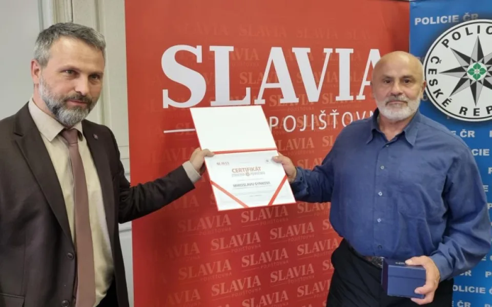 Pátraly po něm desítky policistů, ztraceného chlapce našel senior. Teď získal ocenění