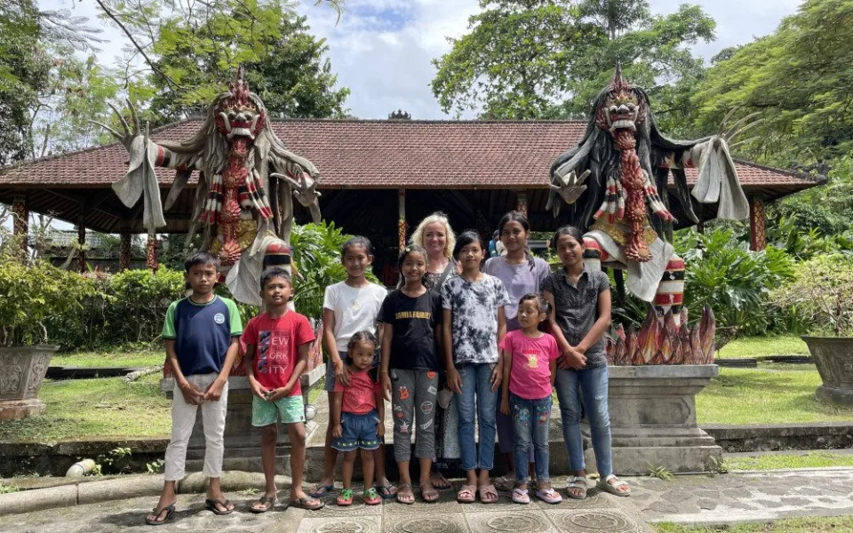 Zakladatelka organizace Lenka Fuentes s podpořenými dětmi na Bali.