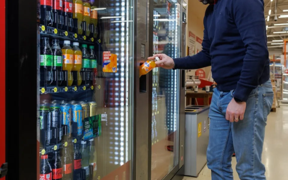 Nový průzkum v Libereckém kraji. Zákazníci preferují bezhotovostní platby i v nápojových automatech