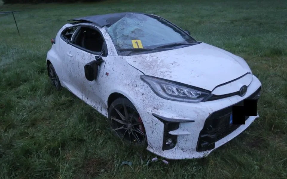 Auto po nehodě mimo silnici.