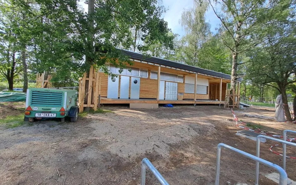 Nový stánek u hráze je před dokončením.