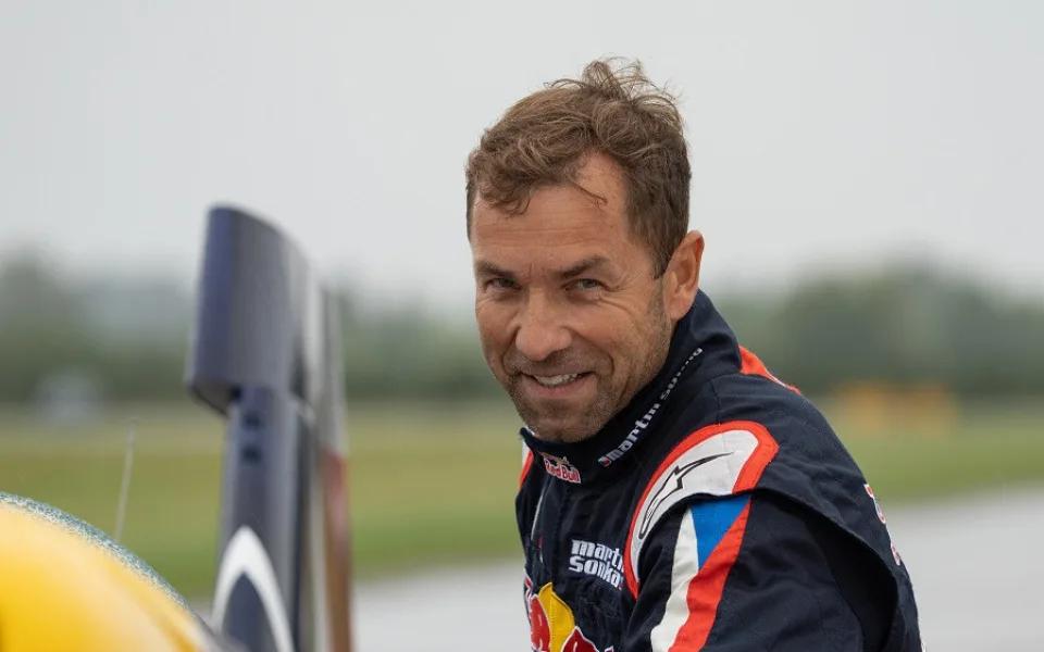 Létání jsem musel vyměnit za armádu, jinak bych v ní nemohl zůstat, říká akrobatický pilot Martin Šonka