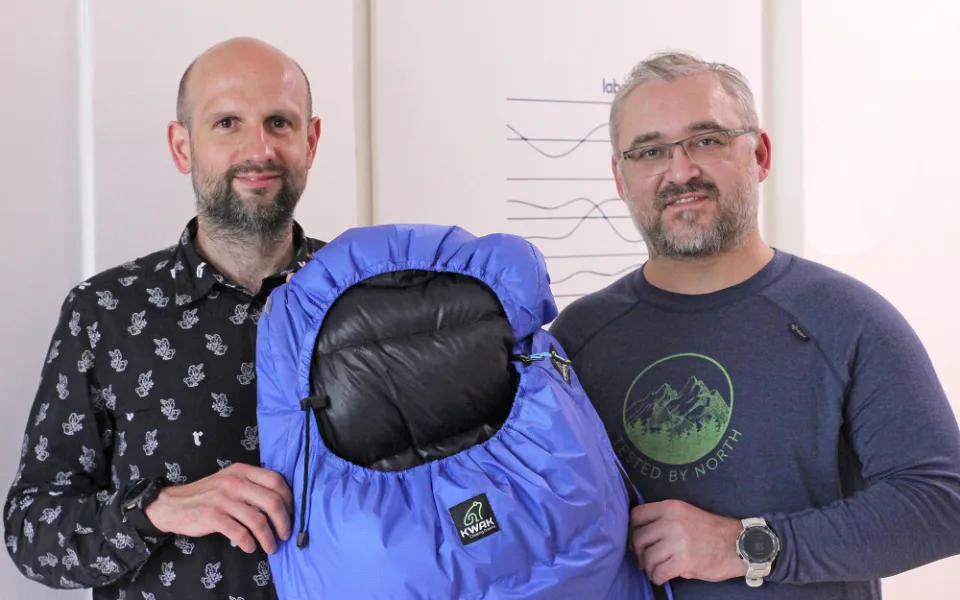 Roman Knížek (vlevo) a David Pařízek se spacákem za nabídky firmy Outdoor KWAK.