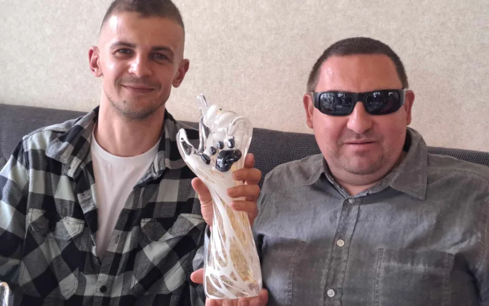 Sklář Lukáš Červený (vlevo) s předsedou pořádajícího spolku MČR Romanem Vaňkem a trofejemi.