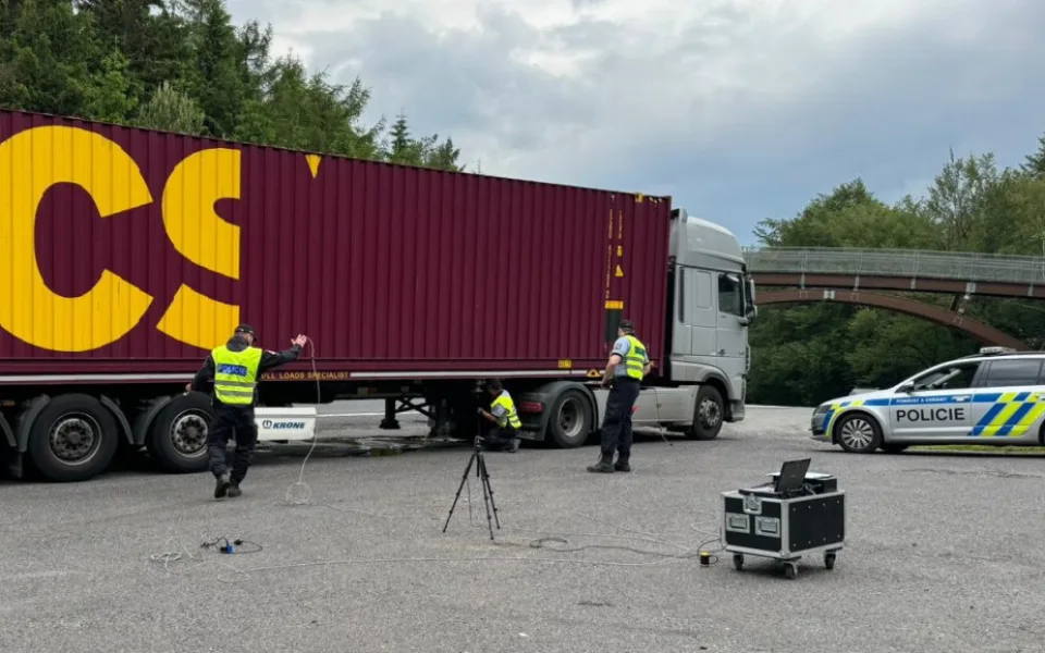 Kontrola policistů zaměřená na migranty.