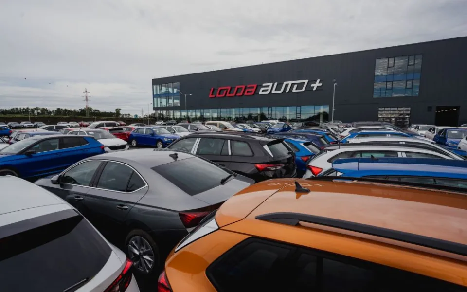 Louda Auto otevřel v Poděbradech největší autosalon předváděcích, zánovních a ojetých vozů v Evropě
