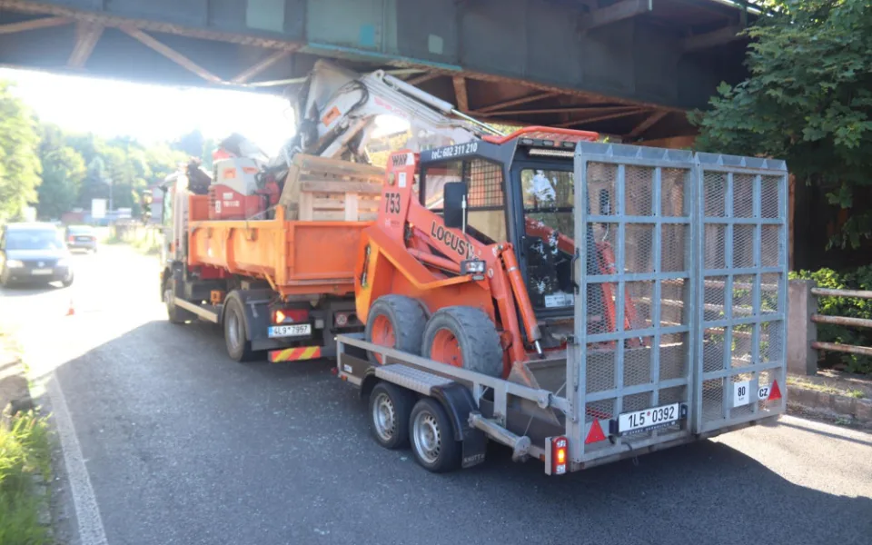 Nákladní auto převážející bagr uvízlo pod železničním mostem. Na hodinu se zastavil provoz na železnici
