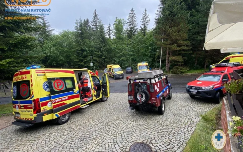 Blesk zasáhl velkou skupinu turistů včetně dětí na polské straně Jizerek. Dvě desítky zraněných