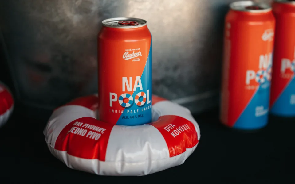 Dva pivovary, jedno pivo. Budějovický Budvar představil letní limitku Na Pool uvařenou s minipivovarem Dva kohouti