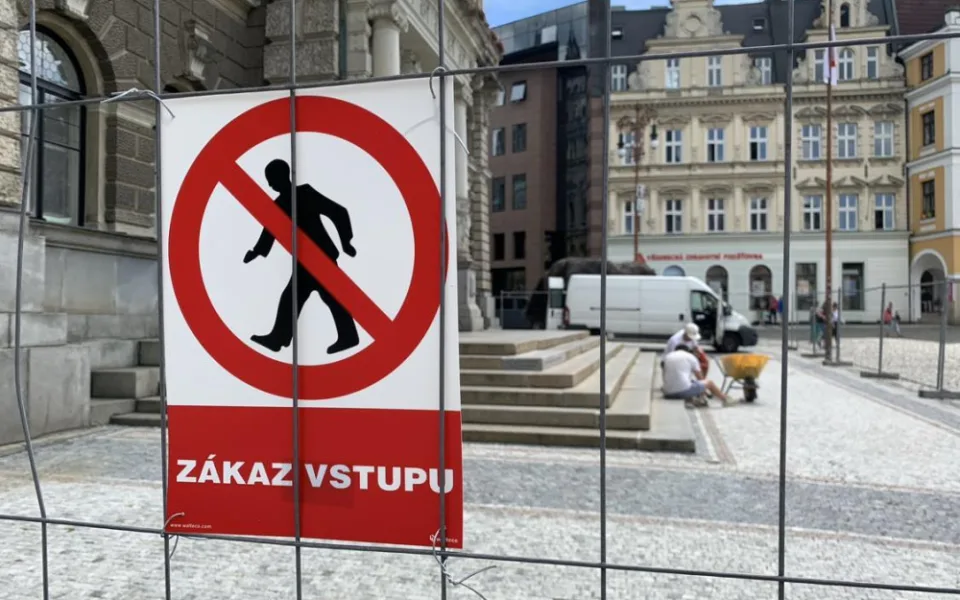 Hlavní vstup do radnice je uzavřený, začala oprava schodiště