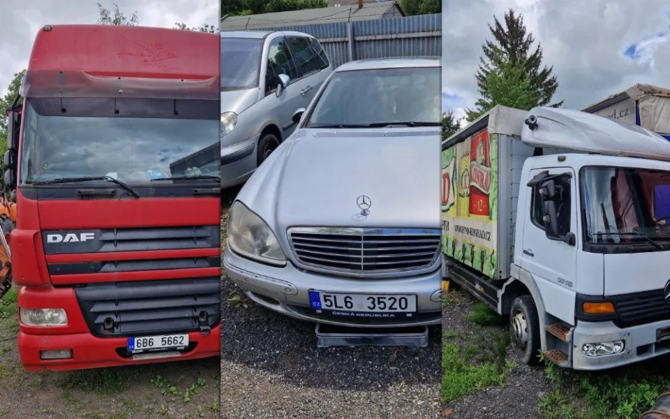 Mercedes i tahač a dva návěsy. Liberec chystá prodej odtažených aut