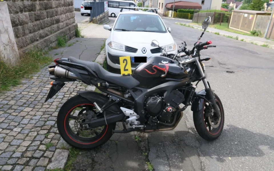 Zabránil srážce tím, že položil motorku na zem. Policisté hledají svědky