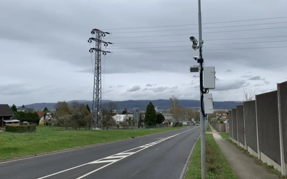 Lidé už si na radar v liberecké Dubici zvykli. Nově na něj upozorní i značka