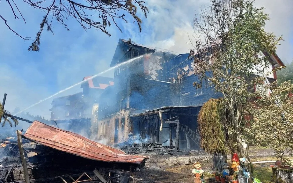 Devět jednotek hasičů zasahovalo u požáru domu v Kořenově. Oheň se rozšířil z kůlny