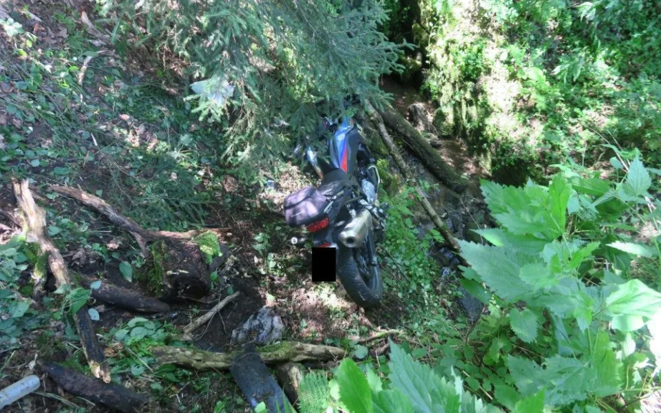 Motorkářka sjela ze srázu, vrtulník ji transportoval do nemocnice