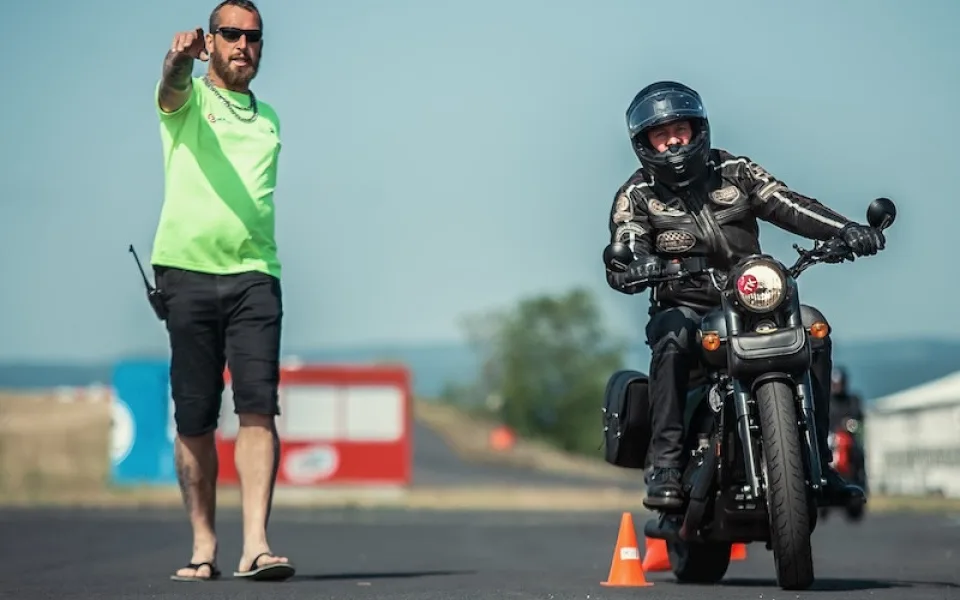 V prvních měsících roku zemřelo 23 motorkářů, těžce zraněných je téměř stovka. Zlepšit situaci pomohou specializované kurzy i unikátní videa