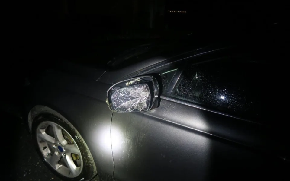 Zajel si na kole na pár piv do kiosku na Práchni, cestou domů nezvládl objet auto a narazil do něj